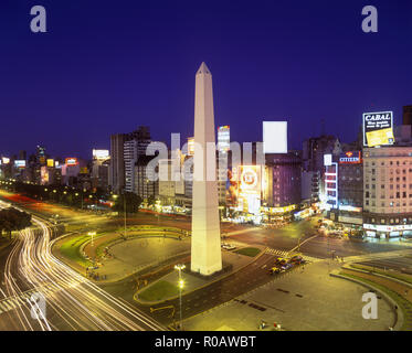 1997 obelisco storico AVENIDA NUEVE DE JULIO A PLAZA DE LA REPUBLICA BUENOS AIRES ARGENTINA Foto Stock