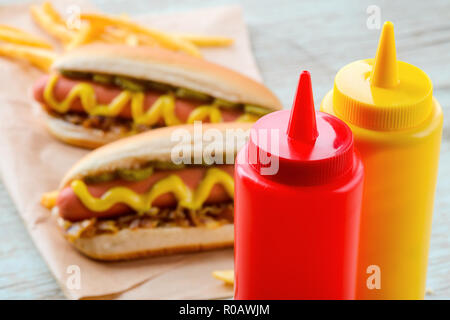 Ketchup e Senape bottiglie Foto Stock