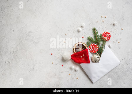 Composizione di Natale con dolci, ramo di abete, ornamenti e avvolgono, piatto giaceva sul bianco, copia dello spazio. Natale biglietto di auguri, desigh, concetto. Foto Stock