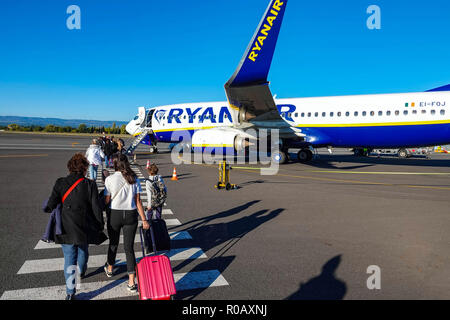 I passeggeri in attesa di Ryanair Boeing 737 a dall'Aeroporto di Carcassonne, Francia, Foto Stock