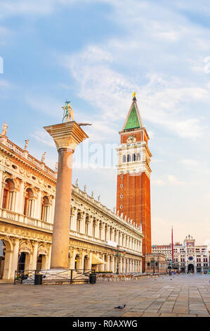 Piazza San Marco con la Biblioteca Nazionale di San Marco, Colonna di San Teodoro, il campanile e la Torre dell'Orologio, Venezia Foto Stock