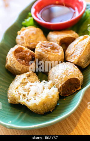 Hoi Jo, Fritte carne di granchio panini dolci con salsa di prugne. Thai street food e ristorante cucina su un tavolo di legno. Foto Stock