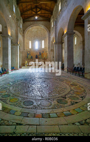 Bellissimo pavimento a mosaico all'Abbazia di San Liberatore a Maiella. Abruzzo Foto Stock