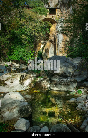 eremo di San Venanzio sospeso tra le rocce delle gole del fiume Aterno. Raiano, Abruzzo, Italia, Europa Foto Stock