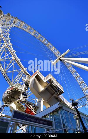 Londra, Inghilterra, Regno Unito. Il London Eye ruota panoramica sulla riva sud del fiume Tamigi. Esso è il più alto ruota panoramica Ferris in Europa. Foto Stock