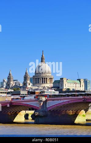 Londra, Inghilterra, Regno Unito. Cattedrale di San Paolo, Sir Christopher Wren's massterpiece tudgate in cima al colle che domina lo skyline di là.