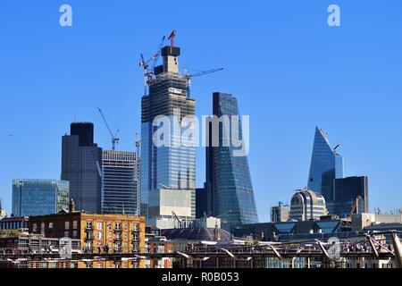 Londra, Inghilterra, Regno Unito. La rapida espansione skyline è prontamente evidente nella città di Londra e il quartiere finanziario. Foto Stock