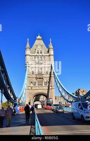 Londra, Inghilterra, Regno Unito. Una delle icone di Tower Bridge. Chiaramente, il più famoso e riconoscibile di tutti London Bridge. Foto Stock