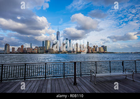 Vista dello skyline di Manhattan da Jersey City waterfront Foto Stock