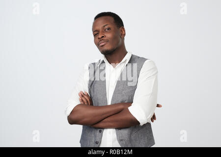 Ritratto di successo serio bello afroamerican Uomo in camicia due mani incrociate e sorridente Foto Stock