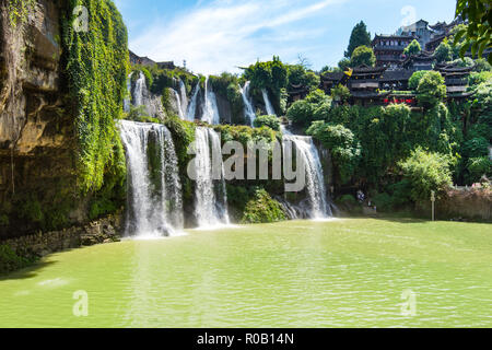 La Cascata di Wangcun a Furong antica città, Hunan, Cina. Foto Stock