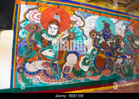 Parte della pittura (pezzo raffigurante due dei quattro re celeste: Dhrtarastra e Virudhaka) in Mune Gompa in Zanskar, Jammu e Kashmir India Foto Stock