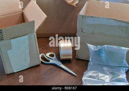 Materiali di imballaggio e fornisce su un tavolo Foto Stock