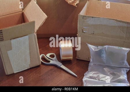 Materiali di imballaggio e fornisce su un tavolo Foto Stock