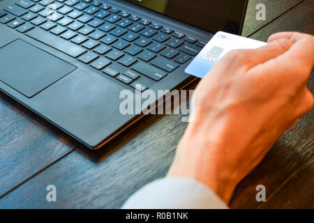 Persona per lo shopping online Foto Stock