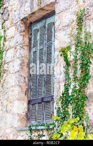 Vecchia finestra Dettagli di Tatoi Palace che è un ex greco Famiglia Reale residenza estiva e luogo di nascita di Re Giorgio II di Grecia. Foto Stock