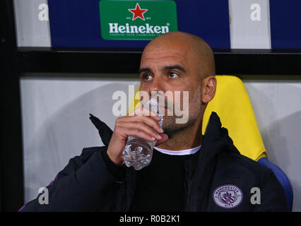 KHARKIV, Ucraina - 23 ottobre 2018: Manchester City manager Josep "" Pep Guardiola beve l'acqua durante la UEFA Champions League contro Shakhtar Foto Stock