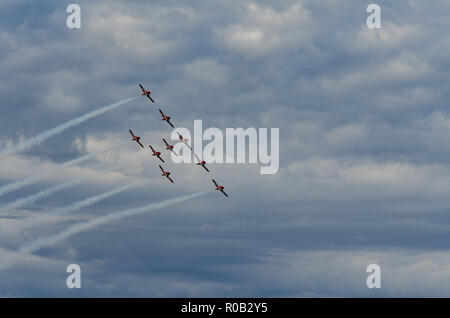 Snowbirds sincronizzato aerei acrobatici effettuando in corrispondenza di air show in corrente di Swift, Saskatchewan, Canada Foto Stock