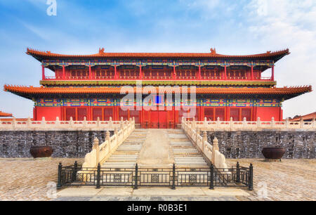 Palazzo della Città Proibita complesso in Pechino, Cina, facciata anteriore vista del tempio della entrata con scale e porte chiuse al di sopra di basamento in pietra. Foto Stock