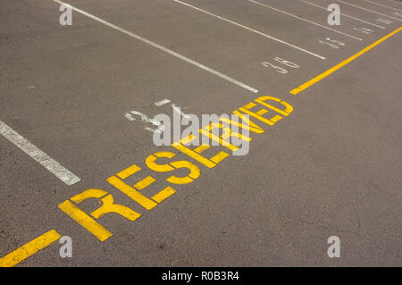 Marcatura riservata per il parcheggio riservato spot. Foto Stock