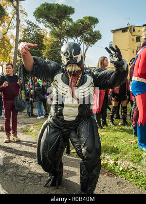 Particiants al 'Lucca Comics & Games, annualmente un fumetto e convenzione di gioco nella città murata di Lucca, Toscana, Italia Foto Stock