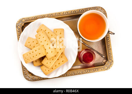 Una foto aerea di biscotti shortbread Scozzesi biscotti al burro, girato dalla parte superiore su un vintage vassoio con una tazza di tè, marmellata e spazio di copia Foto Stock