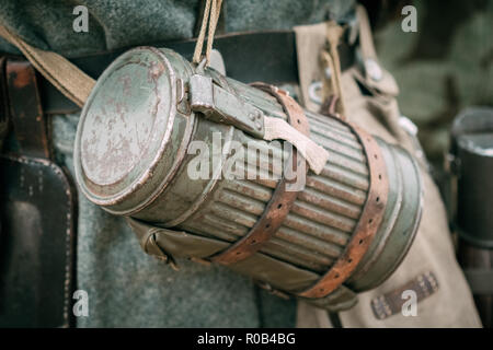 Caso di maschera a gas soldato della Wehrmacht durante la Seconda Guerra Mondiale outfit Foto Stock