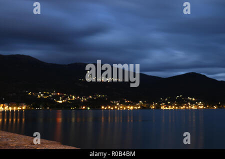 Il lago di Ohrid e la città della luce di notte Foto Stock