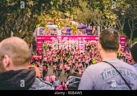 Uomo in piedi sul ponte e guardare le donne che partecipano in Carrera de la Mujer 2016 correre a Barcellona, Spagna, Europa Foto Stock