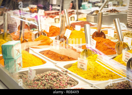 Colorate le spezie in polvere sulla pressione di stallo al Mercado de la Boqueria a Barcellona, Spagna, Europa Foto Stock