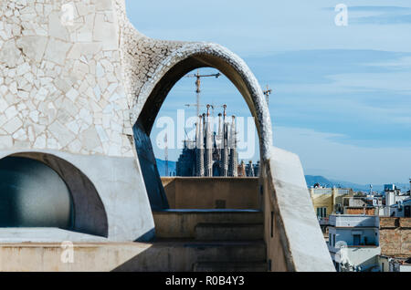 La Sagrada Familia visto dal tetto di Casa Mila, Barcellona, Spagna Foto Stock