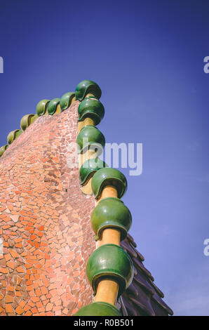 Tegole sul tetto in una giornata di sole di Casa Batlo a Barcellona, Spagna, Europa Foto Stock