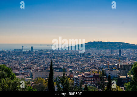 Panorama di Barcellona da Park Guell con una vista per il Mare Mediterraneo, Spagna, Europa Foto Stock