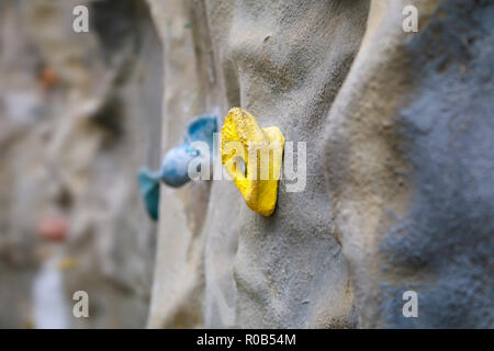 Artificiale di arrampicata con impugnatura gialla Foto Stock