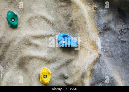 Dettaglio del artificiale di arrampicata con diverse dimensioni di impugnature Foto Stock
