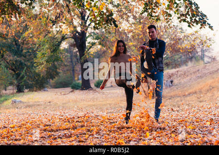 Paio di calci lascia sentirsi felice e gioiosa. Foto Stock