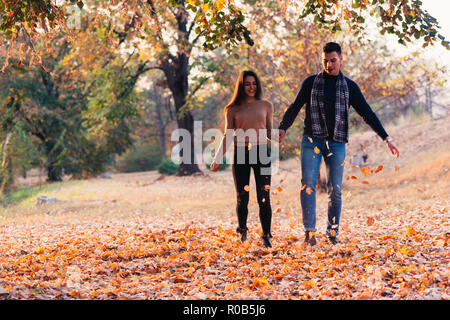 Paio di calci lascia sentirsi felice e gioiosa. Foto Stock