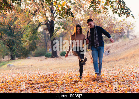 Paio di calci lascia sentirsi felice e gioiosa. Foto Stock
