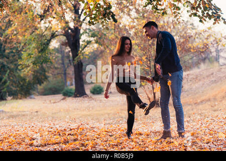 Paio di calci lascia sentirsi felice e gioiosa. Foto Stock