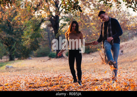 Paio di calci lascia sentirsi felice e gioiosa. Foto Stock