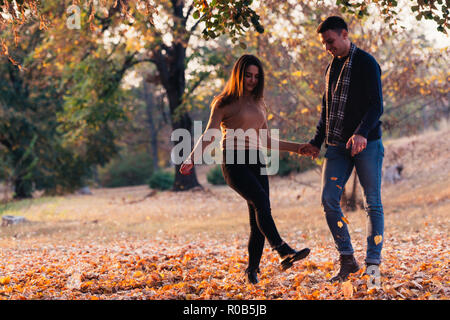 Paio di calci lascia sentirsi felice e gioiosa. Foto Stock