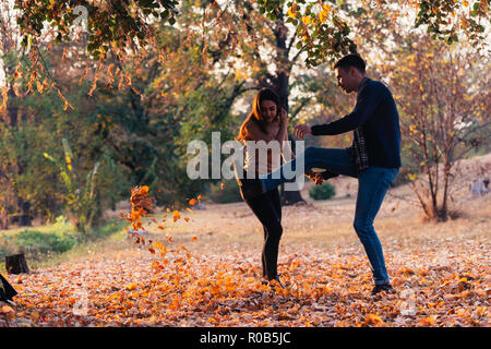 Paio di calci lascia sentirsi felice e gioiosa. Foto Stock