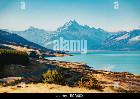 Strada a Mt Cook, la montagna più alta in Nuova Zelanda. Panoramica Autostrada guidare lungo il Lago Pukaki fino a Aoraki Mt Cook National Park, Isola del Sud di nuovo zelo Foto Stock
