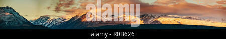 Nevato Mt. Picco di Cook durante il tramonto in Mt. Cook National Park, magnifica montagna selvaggia con neve e ghiaccio, Isola del Sud, Nuova Zelanda Foto Stock