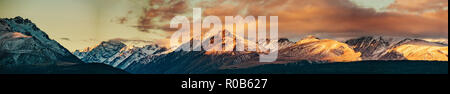 Nevato Mt. Picco di Cook durante il tramonto in Mt. Cook National Park, magnifica montagna selvaggia con neve e ghiaccio, Isola del Sud, Nuova Zelanda Foto Stock
