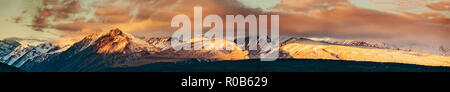 Nevato Mt. Picco di Cook durante il tramonto in Mt. Cook National Park, magnifica montagna selvaggia con neve e ghiaccio, Isola del Sud, Nuova Zelanda Foto Stock
