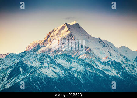 Nevato Mt. Picco di Cook durante il tramonto in Mt. Cook National Park, magnifica montagna selvaggia con neve e ghiaccio, Isola del Sud, Nuova Zelanda Foto Stock