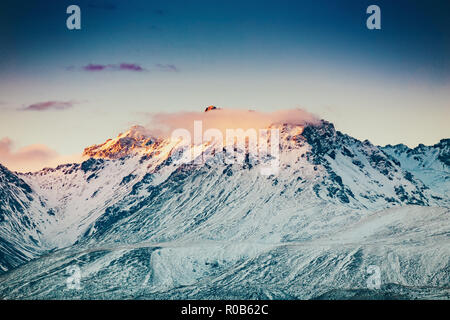 Nevato Mt. Picco di Cook durante il tramonto in Mt. Cook National Park, magnifica montagna selvaggia con neve e ghiaccio, Isola del Sud, Nuova Zelanda Foto Stock