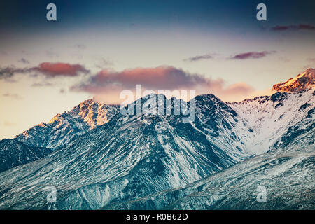 Nevato Mt. Picco di Cook durante il tramonto in Mt. Cook National Park, magnifica montagna selvaggia con neve e ghiaccio, Isola del Sud, Nuova Zelanda Foto Stock