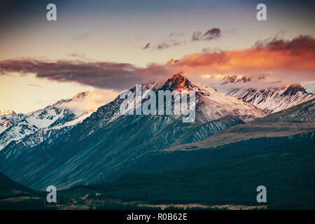 Nevato Mt. Picco di Cook durante il tramonto in Mt. Cook National Park, magnifica montagna selvaggia con neve e ghiaccio, Isola del Sud, Nuova Zelanda Foto Stock